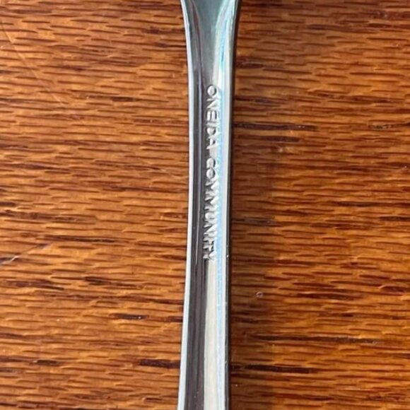 Oneida Community Stainless Royal Flute Set 2 Oval Soup Spoons - Picture 3 of 3